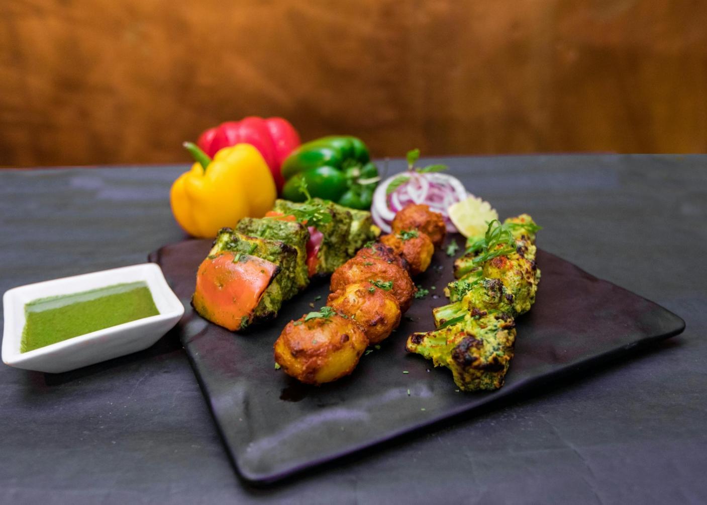 Mesa con ingredientes frescos y variados para preparar comidas equilibradas